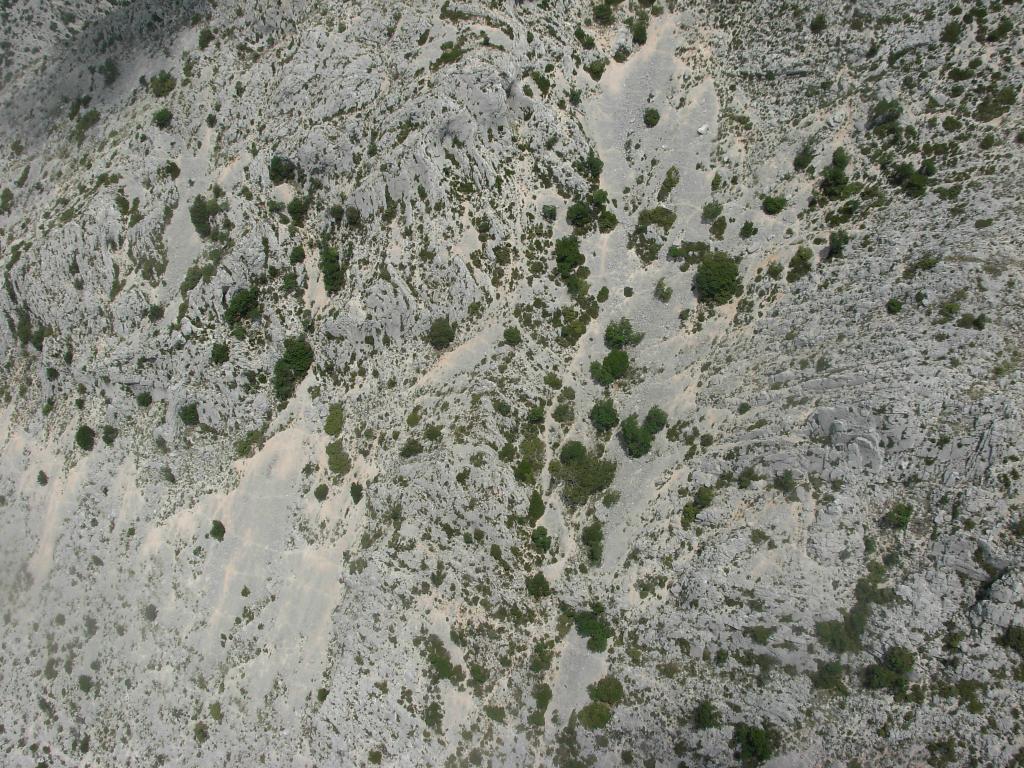 V levem spodnjem delu je štart nad Perno (600 m)